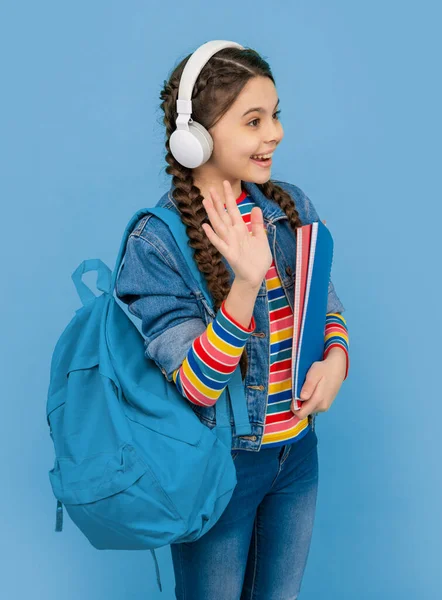 Ευτυχισμένο Έφηβο Κορίτσι Κάνει Χειρονομία Γεια Μπλε Φόντο Σχολείο Πίσω — Φωτογραφία Αρχείου