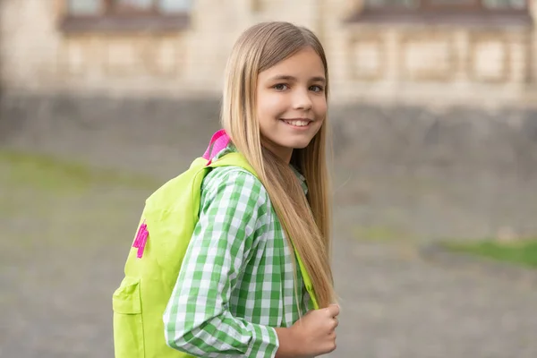 Schulbildung Von Glücklichen Teenager Mädchen Freien Schulbildung Von Teenie Mädchen — Stockfoto