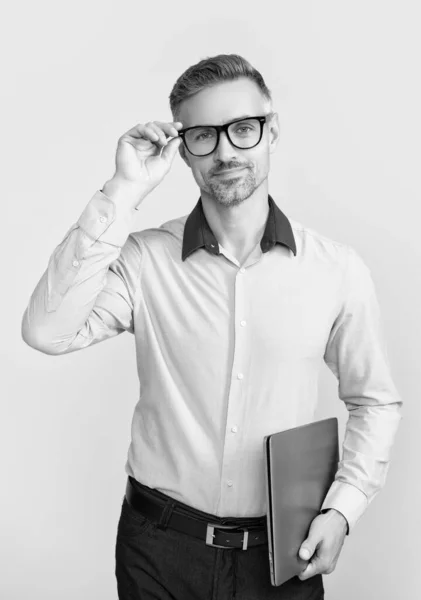 Gözlüklü Olgun Bir Adam Gri Arka Planda Bilgisayarını Tutuyor — Stok fotoğraf