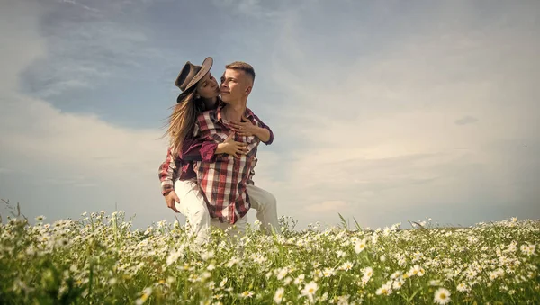 愛とロマンス 春の田舎だ デイジー フラワー フィールドの恋人 恋のカップル カモミール畑の男と女 夏の花の草原 カモミールの間でロマンチックなカップル コピースペース — ストック写真