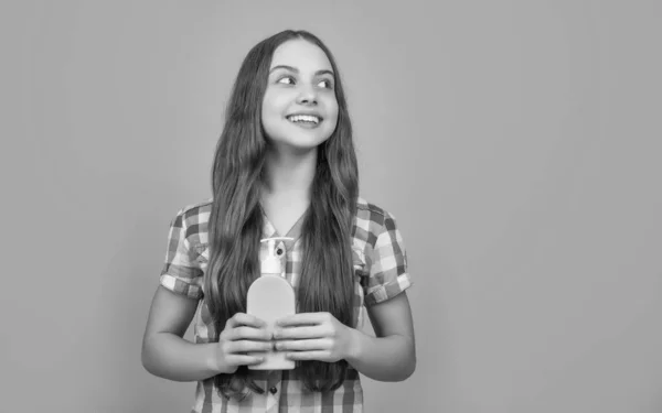 Glückliches Kind Mit Flüssigseife Flasche Auf Gelbem Hintergrund — Stockfoto