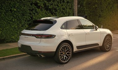 Palm Beach, Florida USA - 22 Mart 2021 Palm Beach yolundaki beyaz Porsche arabası. arka plan.