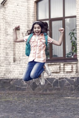 Yükseği hedefle, birlikte uçacağız. Mutlu çocuk dışarı zıpla. Aktif çocukluk gelişimi. Okula dönelim. Mutlu bir çocukluk. Çocukluk eğitimi ve bakımı. Özel ders. Uluslararası Çocuk Günü.