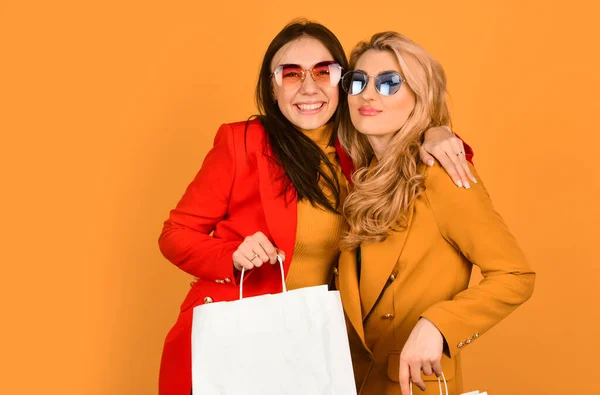 Δύο Γυναίκες Κουβαλάνε Τσάντες Για Ψώνια Μεγάλες Πωλήσεις Και Μαύρη — Φωτογραφία Αρχείου