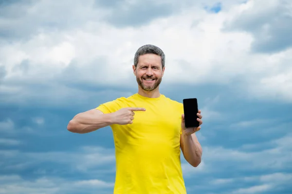 Hombre Feliz Señalando Dedo Pantalla Del Teléfono Inteligente Con Espacio — Foto de Stock