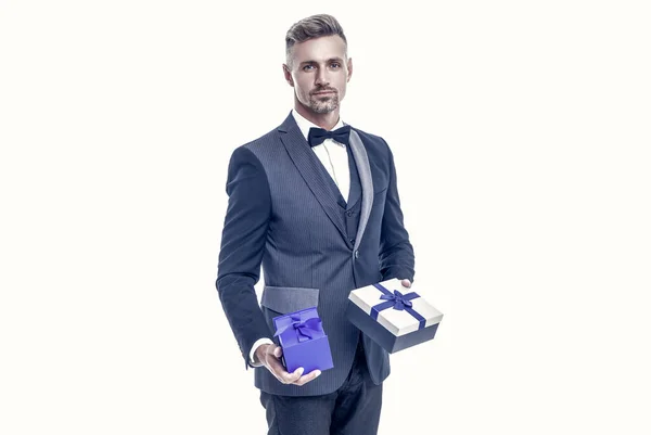 优雅的灰蒙蒙的男人把礼品盒隔离在白色购物中 — 图库照片