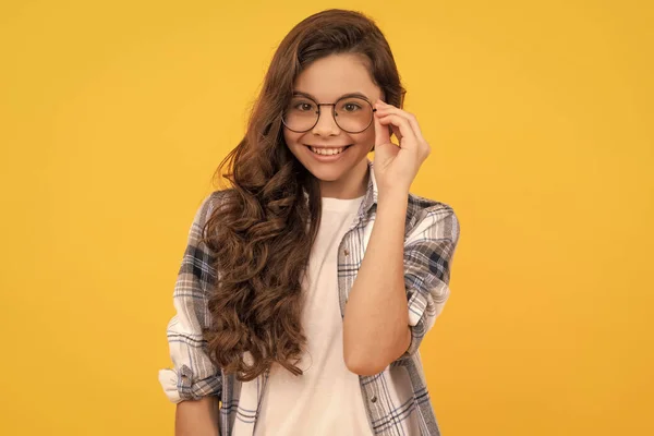 Χαμογελαστό Έφηβο Κορίτσι Καρό Πουκάμισο Και Γυαλιά Κίτρινο Φόντο — Φωτογραφία Αρχείου