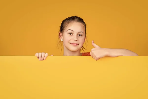 Happy Girl Blank Yellow Paper Copy Space Advertisement Thumb — Stok fotoğraf