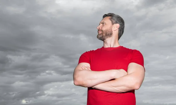 Confident Guy Sky Background Serious Guy Keeping Arms Crossed Grizzled — Stock Photo, Image