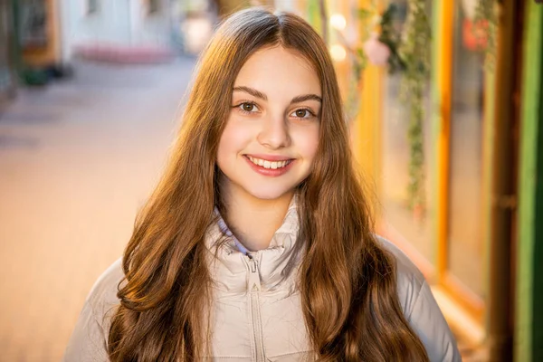 Sokaktaki Mutlu Genç Kız Portresi Açık Havada Genç Kız Portresi — Stok fotoğraf