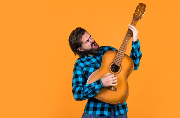 Yakışıklı Olgun Müzisyen Gitar Tutuyor Çalıyor Müzik — Stok fotoğraf