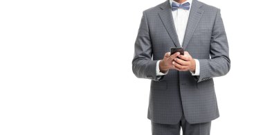 Kesilmiş papyon takmış adam telefonda konuşuyor. Beyazda izole edilmiş, kopyalama alanı var..