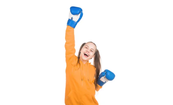 白で隔離された戦いで勝利を祝うボクシンググローブで幸せな子供のボクサー スポーツの成功 — ストック写真