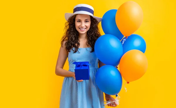 Γενέθλια Γυναίκα Χαμόγελο Μπαλόνια Δώρο Απομονώνονται Κίτρινο Μια Εορτάζουσα Μπαλόνια — Φωτογραφία Αρχείου