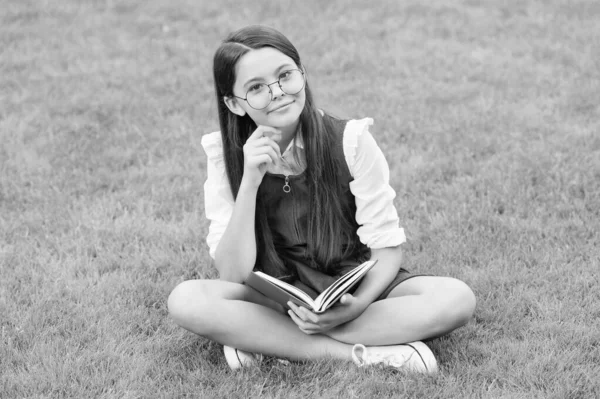Wesołe Dziecko Okularach Czyta Książkę Siedzącą Zielonej Trawie — Zdjęcie stockowe