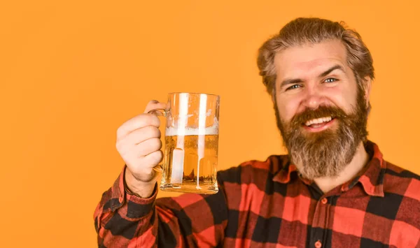 Brutalny Hipster Pije Piwo Dojrzały Brodaty Mężczyzna Trzyma Szklankę Piwa — Zdjęcie stockowe