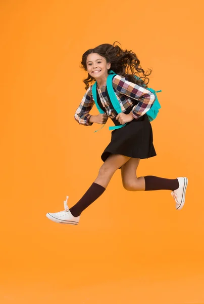 Miłych Wakacji Szczęśliwa Dziewczyna Ucieka Szkoły Małe Dziecko Żółtym Tle — Zdjęcie stockowe