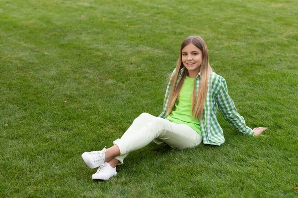 Щаслива Дівчина Підліток Відпочиває Зеленій Траві Дівчина Підліток Відпочиває Вулиці — стокове фото