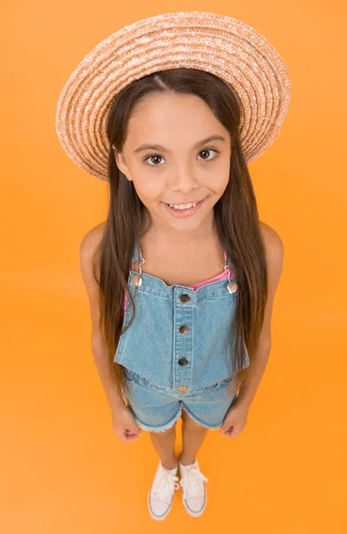 Retrato Larga Duración Una Hermosa Chica Con Sombrero Paja Verano —  Fotos de Stock