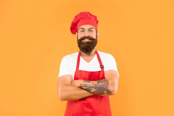 Homme Heureux Cuisinier Tablier Rouge Toque Gardant Les Bras Croisés — Photo