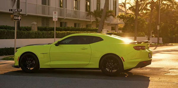Palm Beach Florida Usa Března 2021 Zelené Auto Chevrolet Camaro — Stock fotografie