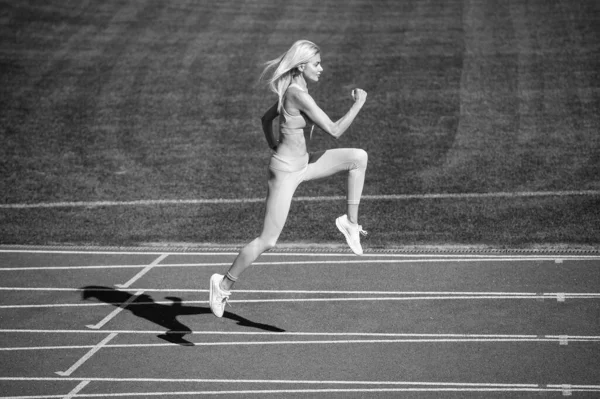 Formda Bayan Spor Hız Yaparken Stadyum Yarış Pistinde Koşuyor — Stok fotoğraf