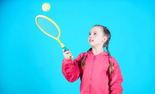 テニス ラケットとボール 子供の活動 幸せな子供のテニス 十代の少女の体操の試し 小さな女の子 フィットネス ダイエットは 健康とエネルギーをもたらします スポーツ — ストック写真