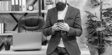 Direkt müşterilerinle konuş. İnsan ekin görüntüsü akıllı telefondan sohbet ediyor. İş sohbeti. SMS mesajlaşması. Konuşma mesajlaşma uygulamasından başlatılıyor.