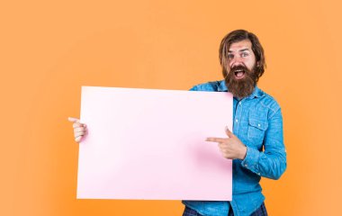Bunu görmelisiniz. Mutlu adam reklam işi. Pazarlama tasarımın için. Terfi ve yaratıcılık için bir yer. Boşluk kağıdı kopyala. Olgun sakallı erkek. anonsunu bu pankarta koy.