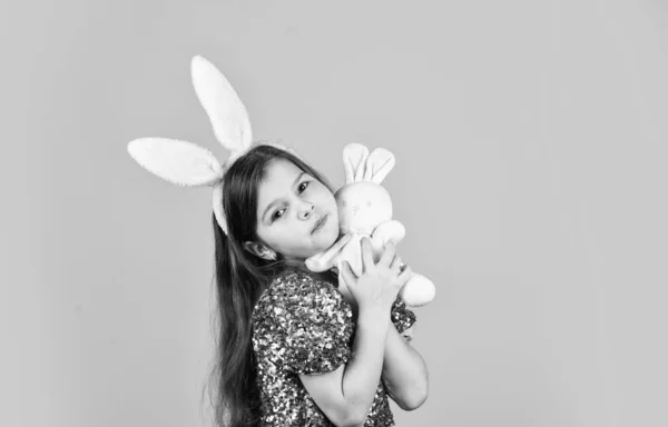 幸せな子供時代 おもちゃでかわいい子供の遊び おもちゃ屋さん かわいい面白いウサギの耳の女の子 ハッピーイースター休暇 春休みの準備 愛の証だ 春のコンセプト 女の子ホールドウサギおもちゃ — ストック写真