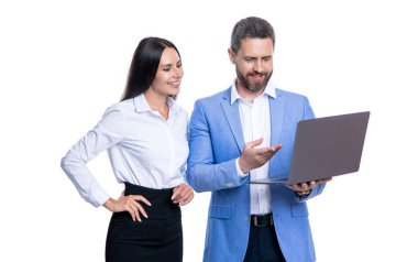 Çevrimiçi iş adamlarının bilgisayarlı pozitifli fotoğrafı. Beyaz arka planda izole edilmiş bağımsız online iş. Stüdyoda serbest iş. Dizüstü bilgisayarla serbest iş.