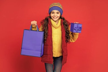 Mevsimlik Noel satışları. Kutusu olan genç bir kız. Boks günü. Hediyeler ve hediyeler. Satın alınmış alışveriş çocuğu. Paketi olan çocuk. Doğum günün kutlu olsun. Kara Cuma indirimi.