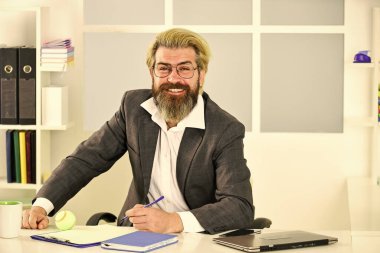 Not alıyorum. Planım şu. Zaman yönetimi. Başarılı girişimci, resmi takım elbiseli adam ofisinde oturuyor. İşletme müdürü çalışıyor. Ofis hayatı. İş konsepti. Düşün ve karar ver. Strateji.