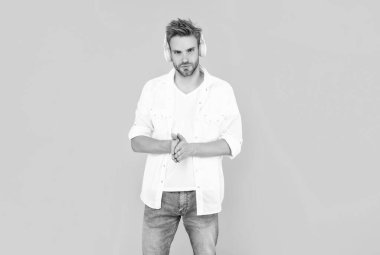 Okula dönüyorum. Kulaklıklı genç adam. Müzik aşığı. Müzik dinle. Kablosuz cihaz aksesuarı. Yeni teknoloji. Modern kulaklıklı şık bir adam. çevrimiçi eğitim.