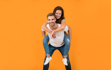 Aşkın beni mutlu ediyor. Mutlu kadın erkeği sırtında taşıyor. Aşık çift eğleniyor. Romantizm. Mutluluk. Romantik ilişki.