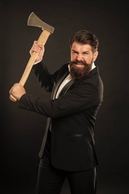 Kızgın, takım elbiseli, baltalı, karanlık geçmişli, sinirli bir adam..