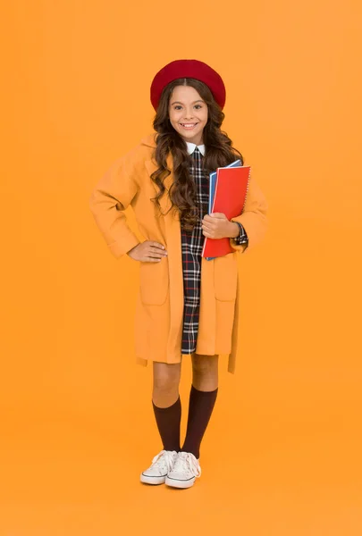 开始学习年 时尚的青少年大学生 带着笔记本或练习本的小女孩 学校和时尚 穿着学生服的孩子 黄色背景的法国贝雷帽小孩 — 图库照片