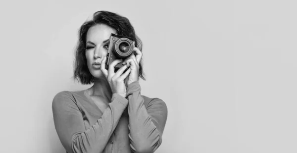 Retrato Fotógrafo Menina Séria Olhando Para Foto Câmera Bege Fundo — Fotografia de Stock