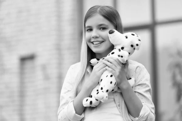 幸せな女の子子供でカジュアル抱きしめ柔らかいおもちゃ屋外 子供時代 — ストック写真