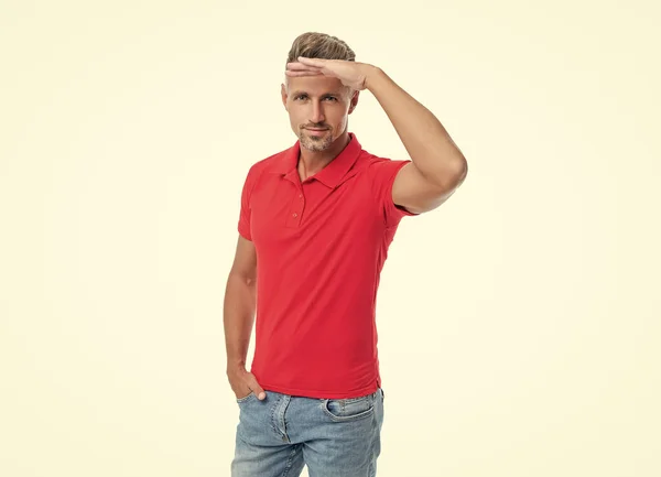 Schöner Mann Mit Graumelierten Haaren Rotem Hemd Auf Weißem Hintergrund — Stockfoto