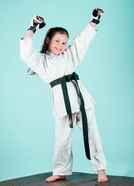 Karate dövüşçüsü savaşmaya hazır. Karate spor konsepti. Kendini savunma becerileri. Karate güven hissi verir. Güçlü ve kendine güvenen bir çocuk. O tehlikeli biri. Kemerli beyaz kimono kız küçük çocuk.