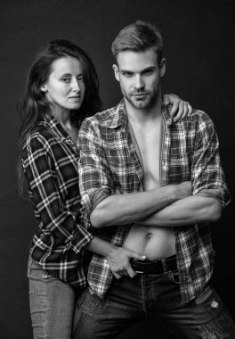 Romantik ilişki kavramı. moda ve güzellik. Siyah arka planda aşık seksi bir çift. Genç insanlar. Genç adam ve kadın kucaklaşıyorlar. Kız ve erkek birlikte. Birliktelik.