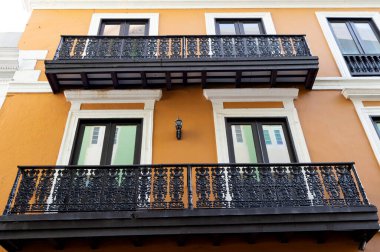 Balkon korkuluğu cephesi inşa etmek. Balkon parmaklıkları dışarıda. Balkon parmaklıklarının fotoğrafı. Balkon korkulukları evde..