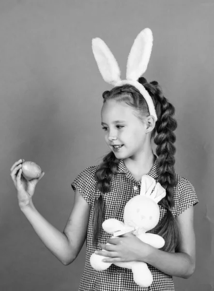 快乐的少女在兔子的耳朵里抱着兔子玩具和鸡蛋 快乐的复活节 — 图库照片