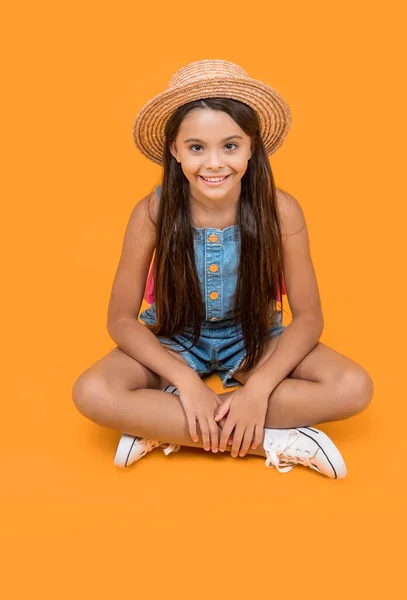 Tiener Meisje Glimlach Stro Hoed Zitten Gele Achtergrond — Stockfoto