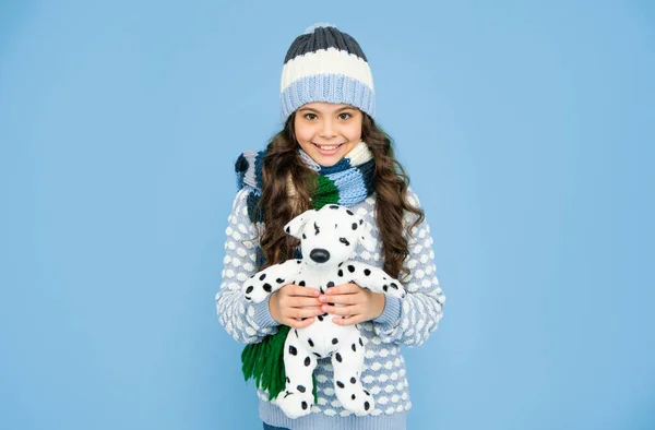 Glücklich Lächelndes Kind Strickkleidung Hält Spielzeug Der Hand Teenager Mädchen — Stockfoto