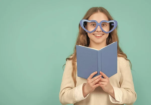 Gelukkig Kind Glimlachen Grote Grappige Hartvormige Bril Met Open Schoolboek — Stockfoto