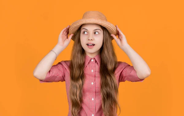Έκπληκτος Έφηβος Κορίτσι Ψάθινο Καπέλο Κίτρινο Φόντο — Φωτογραφία Αρχείου