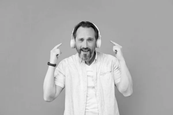 Ακουστικά Την Ένταση Επάνω Χαρούμενος Γέρος Δείχνει Ακουστικά Ακούγοντας Μουσική — Φωτογραφία Αρχείου