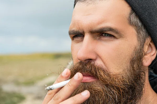 Изображение Человека Курящего Сигарету Горах Человек Курит Сигарету Открытом Воздухе — стоковое фото